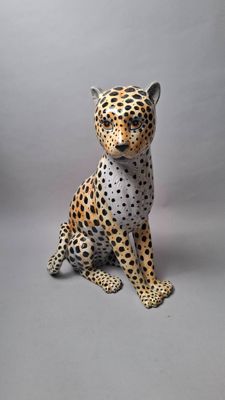 Ecole moderne, Guépard assis, Epreuve en terre cuite émaillé…