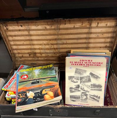 une malle remplie de livres et de magazines posée sur une table