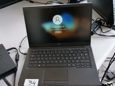 un ordinateur portable posé sur un bureau et équipé d'un disque dur