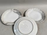 trois assiettes posées sur une table