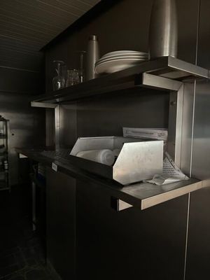 une photo d'une cuisine équipée d'appareils électroménagers en acier inoxydable