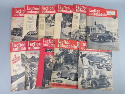 plusieurs anciennes brochures de vente de voitures exposées dans une vitrine