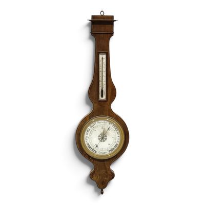 une horloge en bois accrochée au mur, sur laquelle se trouve un baromètre