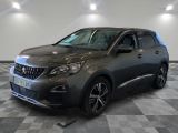 Le SUV gris est garé dans une pièce au sol carrelé.