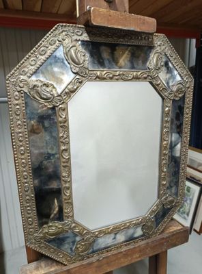 un miroir posé sur un socle en bois