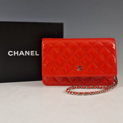 Portefeuille Chanel en cuir matelassé rouge avec bandoulière à chaîne