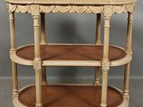 une table blanche à trois niveaux, recouverte de osier