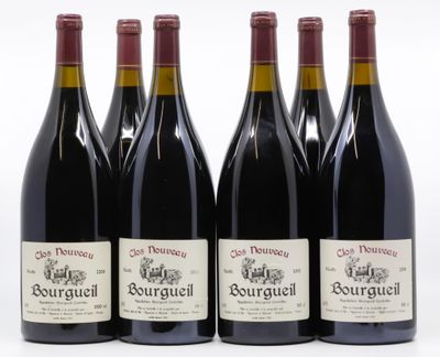 quatre bouteilles de vin rouge sont alignées sur une surface blanche