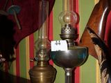 une table sur laquelle se trouvent une lampe et un vase