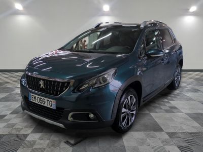 la voiture bleue est garée dans le garage sur le sol en damier