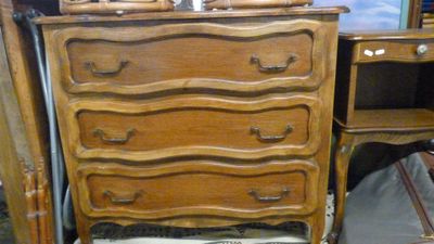 une commode surmontée d'un miroir dans une pièce