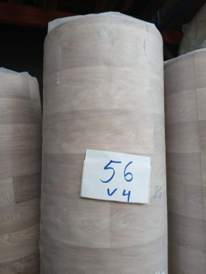 plusieurs rouleaux de bois sont empilés les uns sur les autres