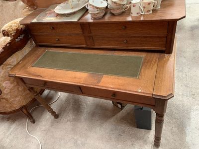 Bureau à gradin en bois naturel, le plateau foncé d'un cuir. - Photo 1