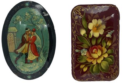 deux plateaux décoratifs ornés de fleurs sur fond blanc