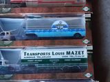 beaucoup de petits trains qui sont dans une boîte