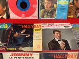 un lot de disques vinyles sur une table rouge
