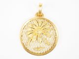 un pendentif plaqué or orné d'une fleur