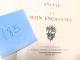 un livre sur lequel est collé un autocollant bleu, à côté d'un livre sur lequel figure l'image d'un arbre