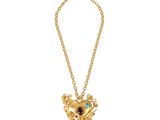 un collier plaqué or avec un pendentif en forme de cœur au bout d'une chaîne