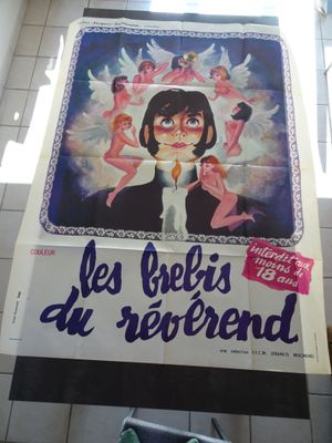 une affiche accrochée au mur de toilettes publiques