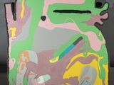 une photo d'une œuvre d'art posée sur une table