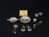 beaucoup d'objets en argent posés sur une table