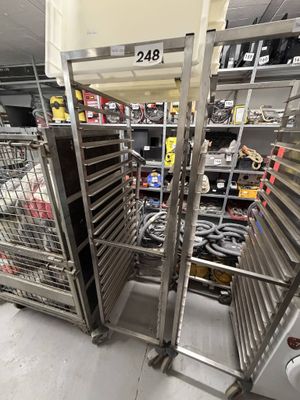 une photo d'un grand rayonnage métallique dans un magasin
