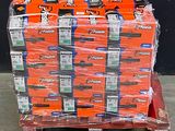 une grande pile de cartons orange sur une palette