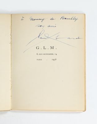un livre ouvert dont la couverture porte une signature manuscrite