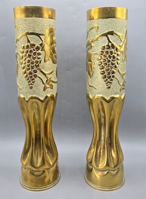 Paire d'obus en laiton sculpté de vignes.