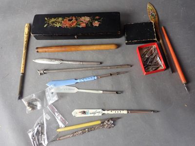 un grand nombre d'outils posés sur la table