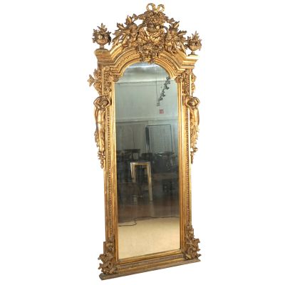 un grand miroir accroché au mur