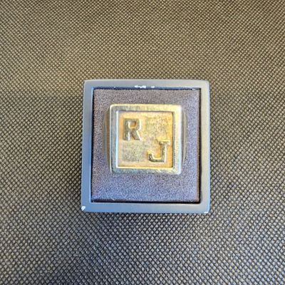une petite boîte carrée contenant une pièce d'or