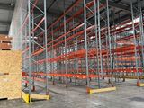 L'entrepôt est rempli de palettes et encore de palettes de bois