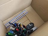 une boîte en carton contenant tout un tas de fournitures de bureau