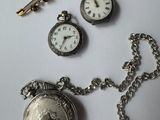 une montre de poche en argent avec une chaîne autour d'elle