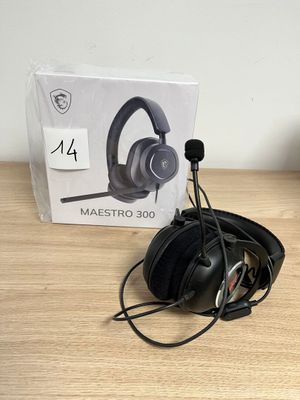 une boîte contenant un casque audio, posée sur une table