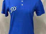 un polo bleu pour femme avec un logo blanc sur la poitrine