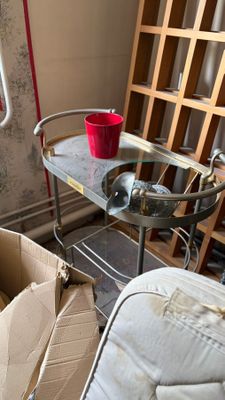 une petite table sur laquelle se trouve une tasse rouge