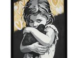 une peinture en noir et blanc représentant une petite fille tenant un chat dans ses bras