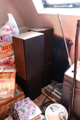 une pièce avec beaucoup d'objets sur le sol