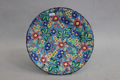 un gros plan sur une assiette colorée ornée de fleurs