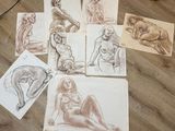 de nombreux croquis représentant une femme assise par terre