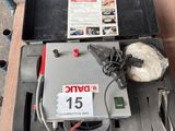 une boîte posée par terre, contenant un appareil