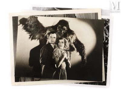 une vieille photo en noir et blanc représentant un homme et une femme avec un oiseau sur la tête