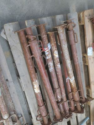un tas de vieux tuyaux rouillés dans un local de stockage