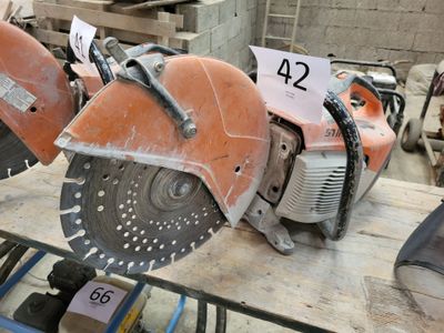 deux scies circulaires posées sur une table dans un entrepôt