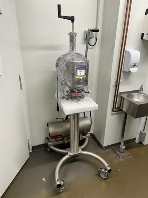 un distributeur d'eau posé sur un chariot dans une pièce