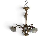 une image d'un lustre d'où pendent des fleurs, suspendu au plafond