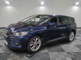 une voiture bleue garée sur le sol en damier d'un garage